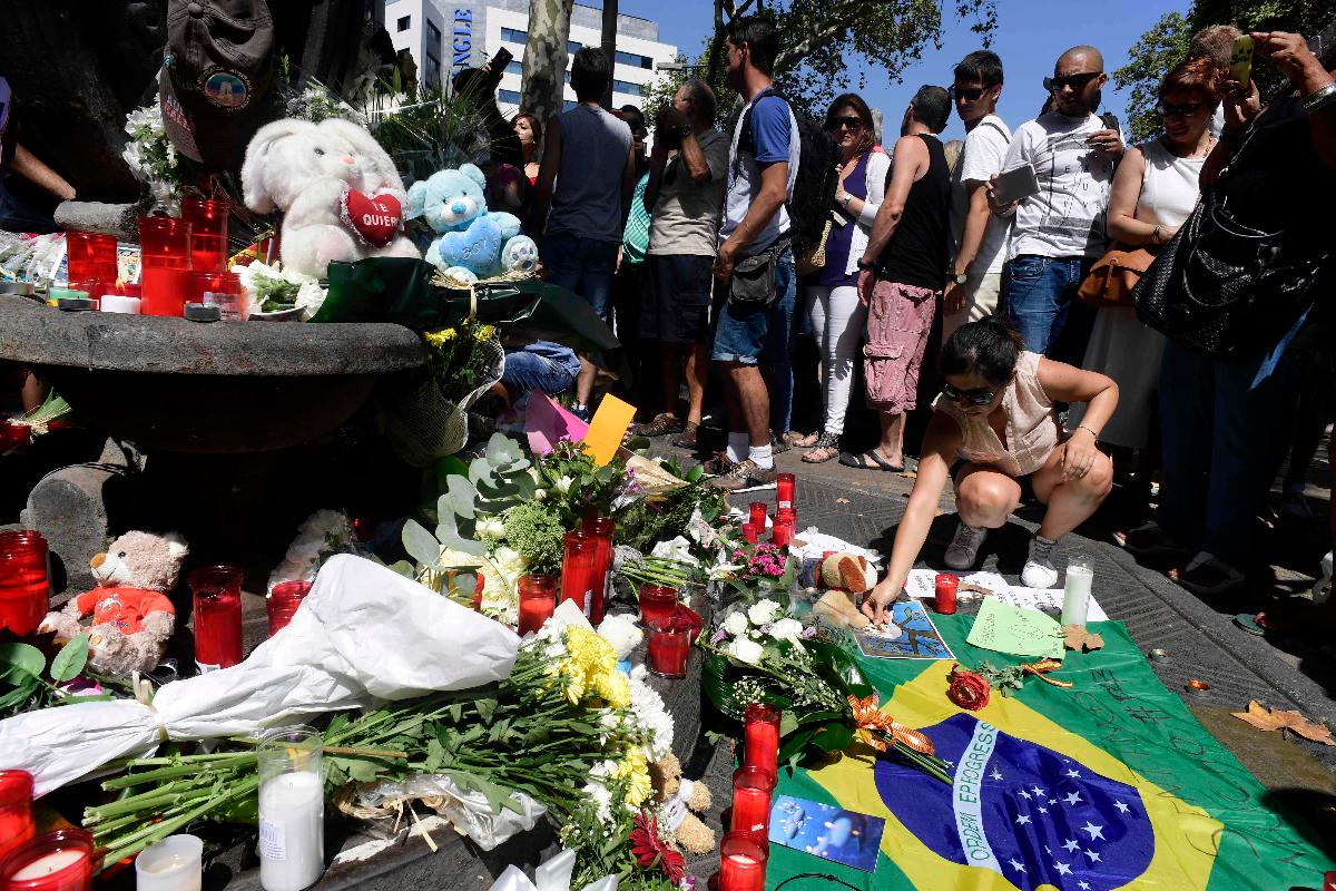 Pessoas deixam homenagens às vítimas de ataque terrorista, na Rambla, em Barcelona | JAVIER SORIANO/AFP