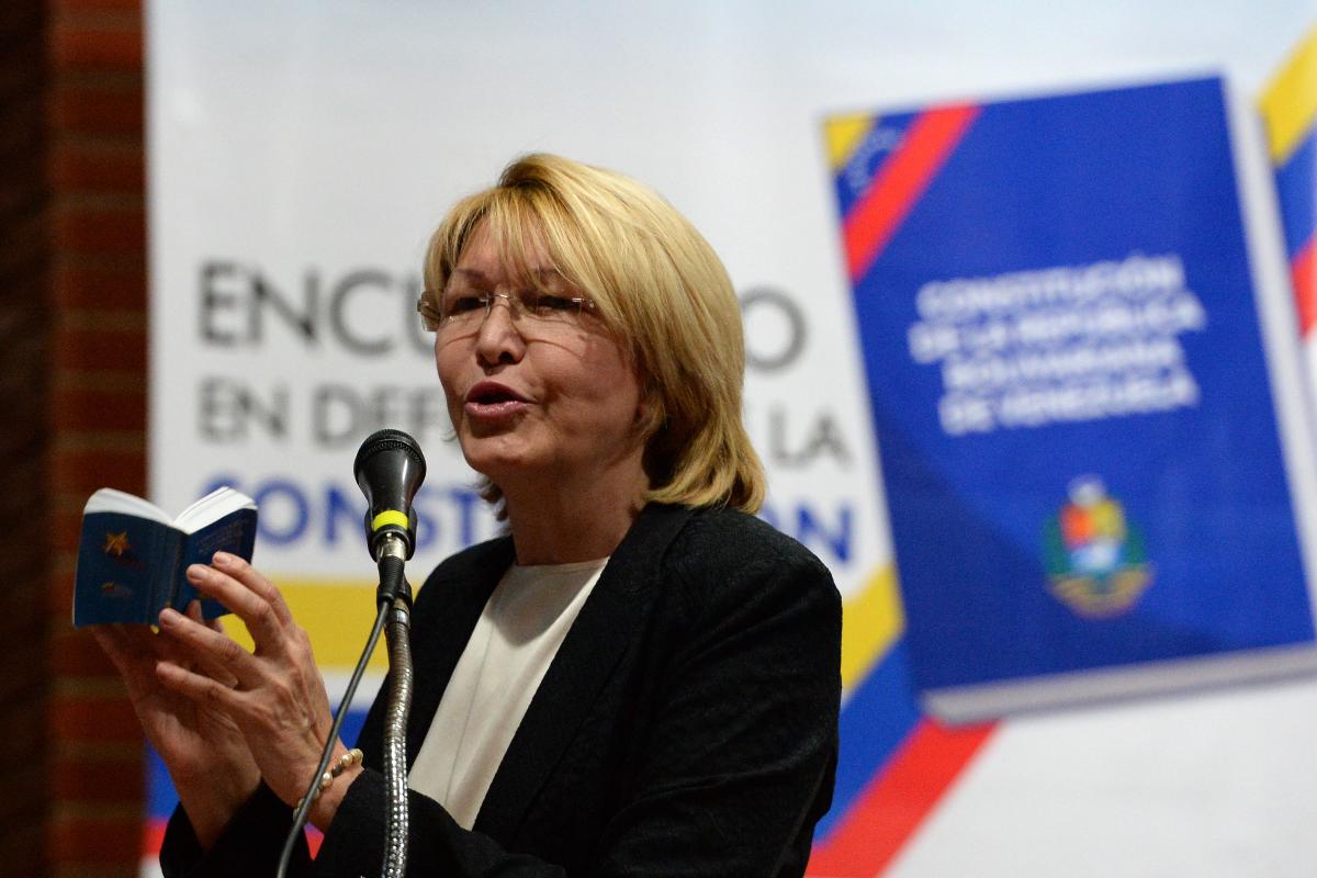 Luisa Ortega, uma das opositoras  do presidente Nicolas Maduro, falando no "Fórum de Defesa da Democracia", realizado pela oposição em Caracas | FEDERICO PARRA/
AFP