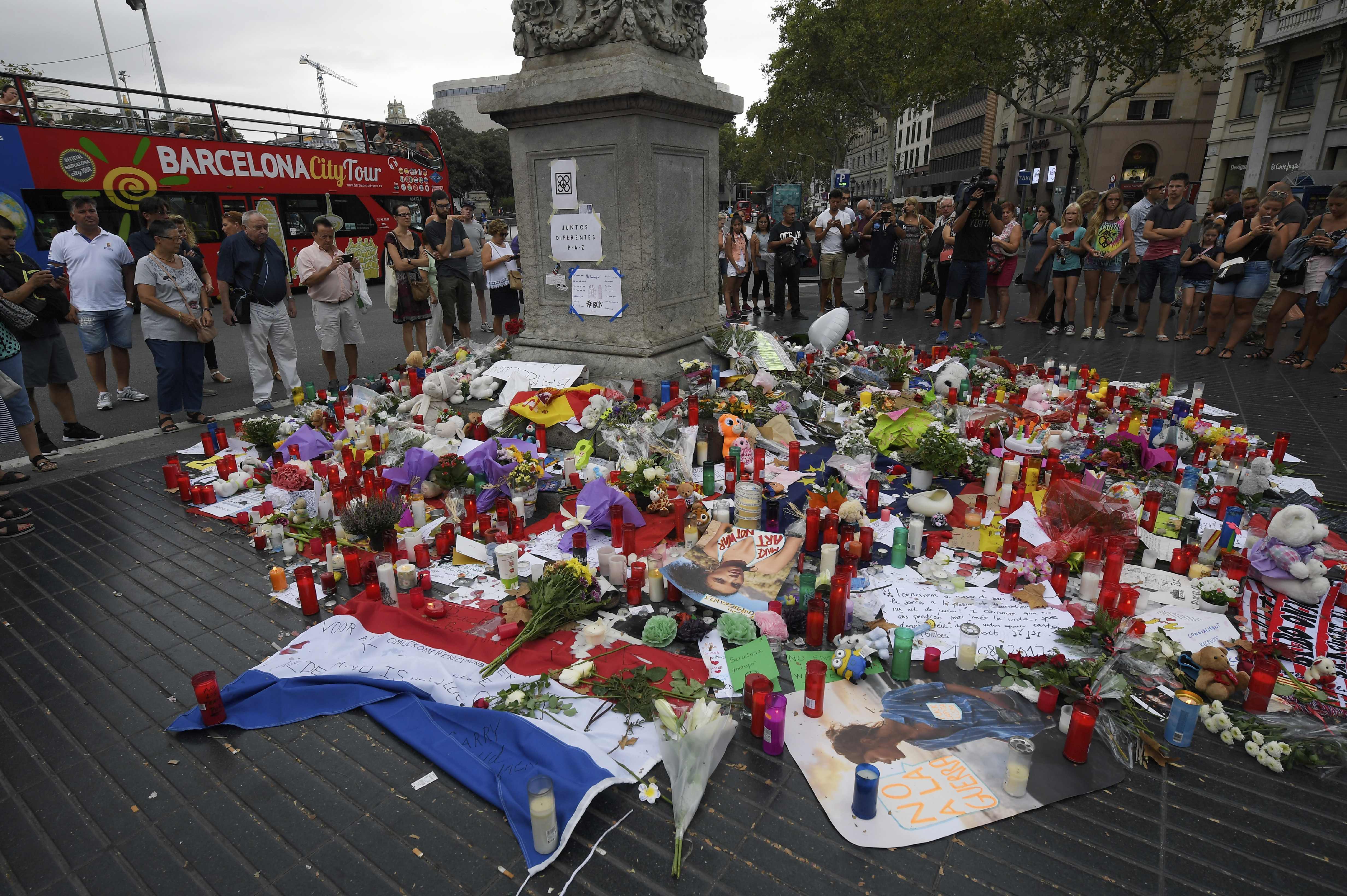 Homenagem em Barcelona às vítimas dos atentados terroristas que deixou 14 mortos e mais de 100 feridos na Espanha. | Luis Gene/AFP