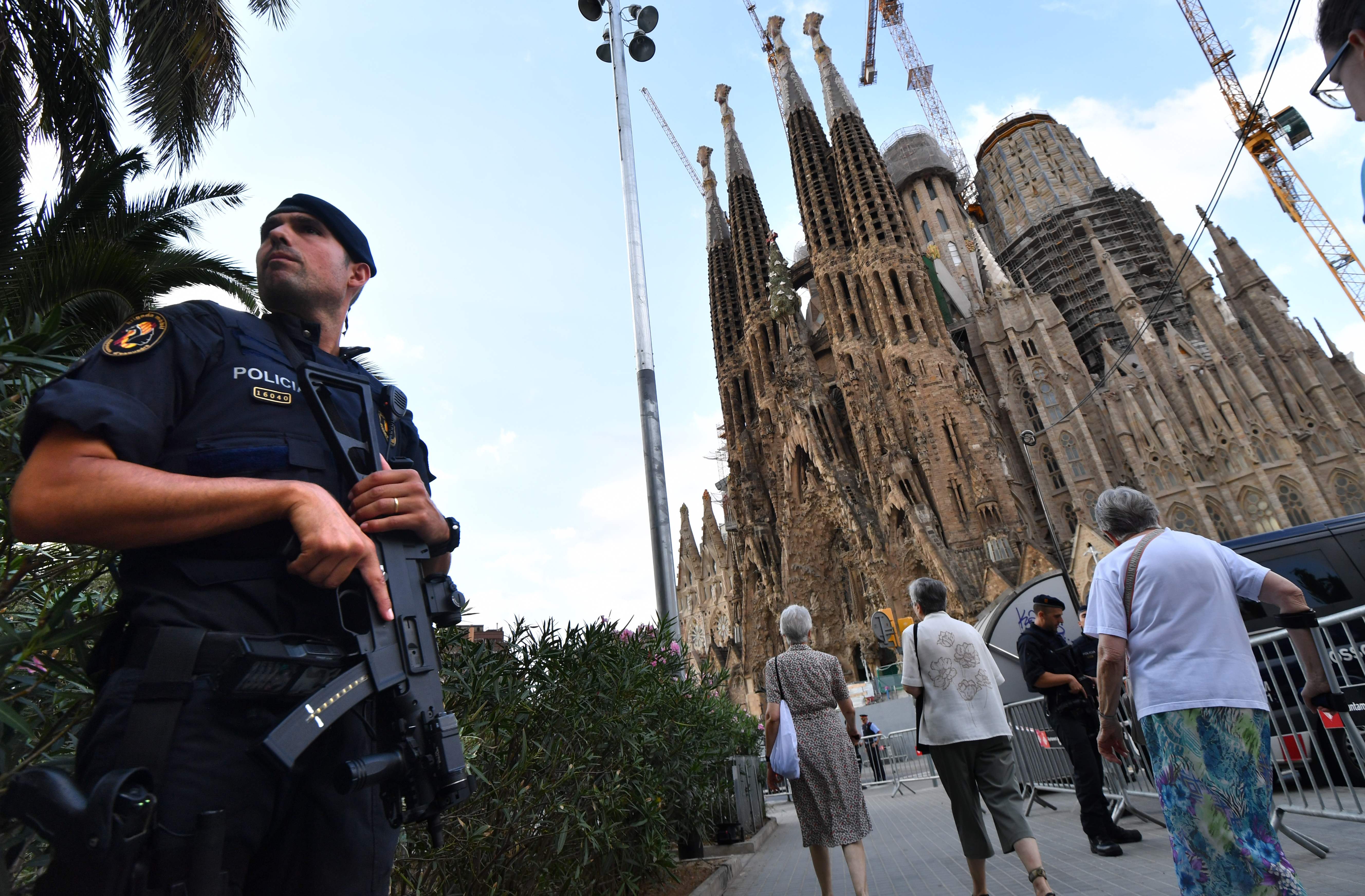 A basílica da Sagrada Família recebeu forte aparato policial para a missa que contou com a presença dos reis da Espanha. | Pascal Guyot/AFP
