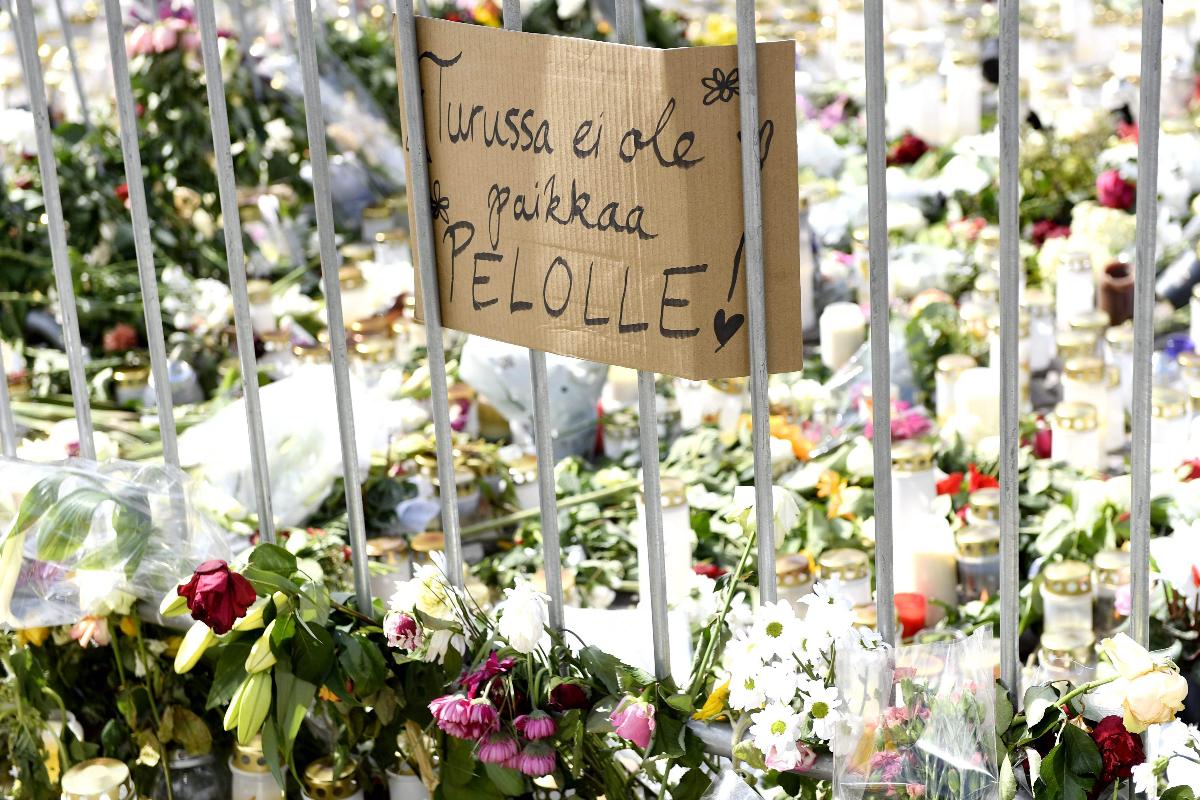 Flores, velas e outras homenagens são deixadas em memorial das vítimas de atentado em Turku | VESA MOILANEN/AFP