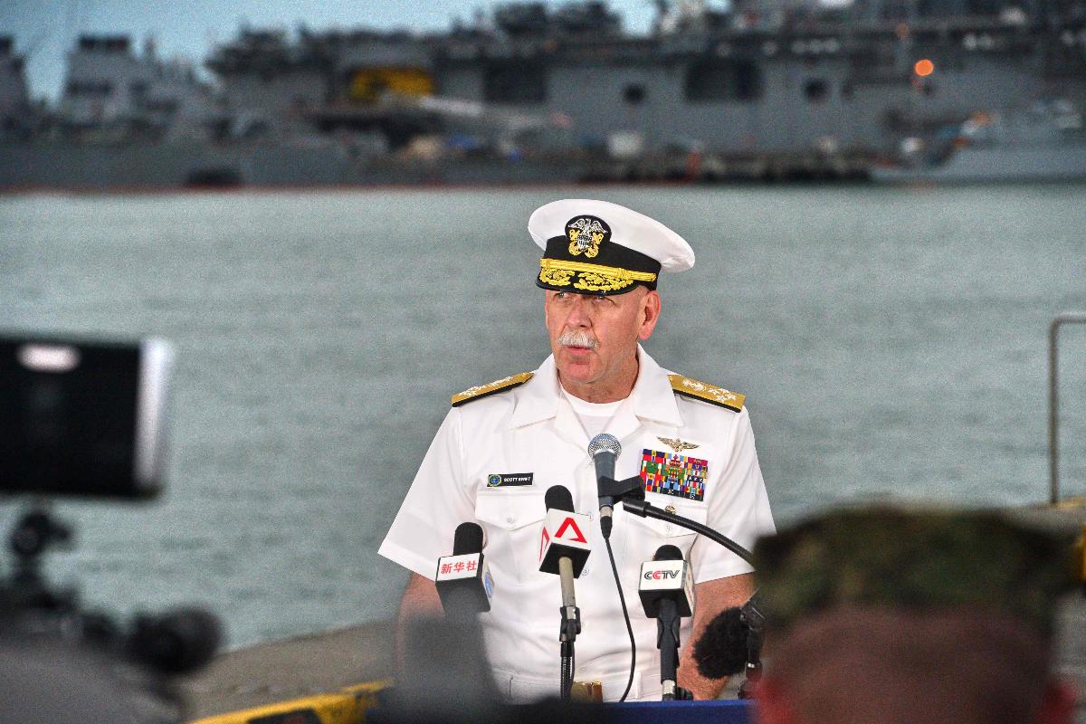 O almirante Scott Swift, comandante da Frota do Pacífico dos EUA, fala com repórteres durante coletiva de imprensa | ROSLAN RAHMAN/AFP