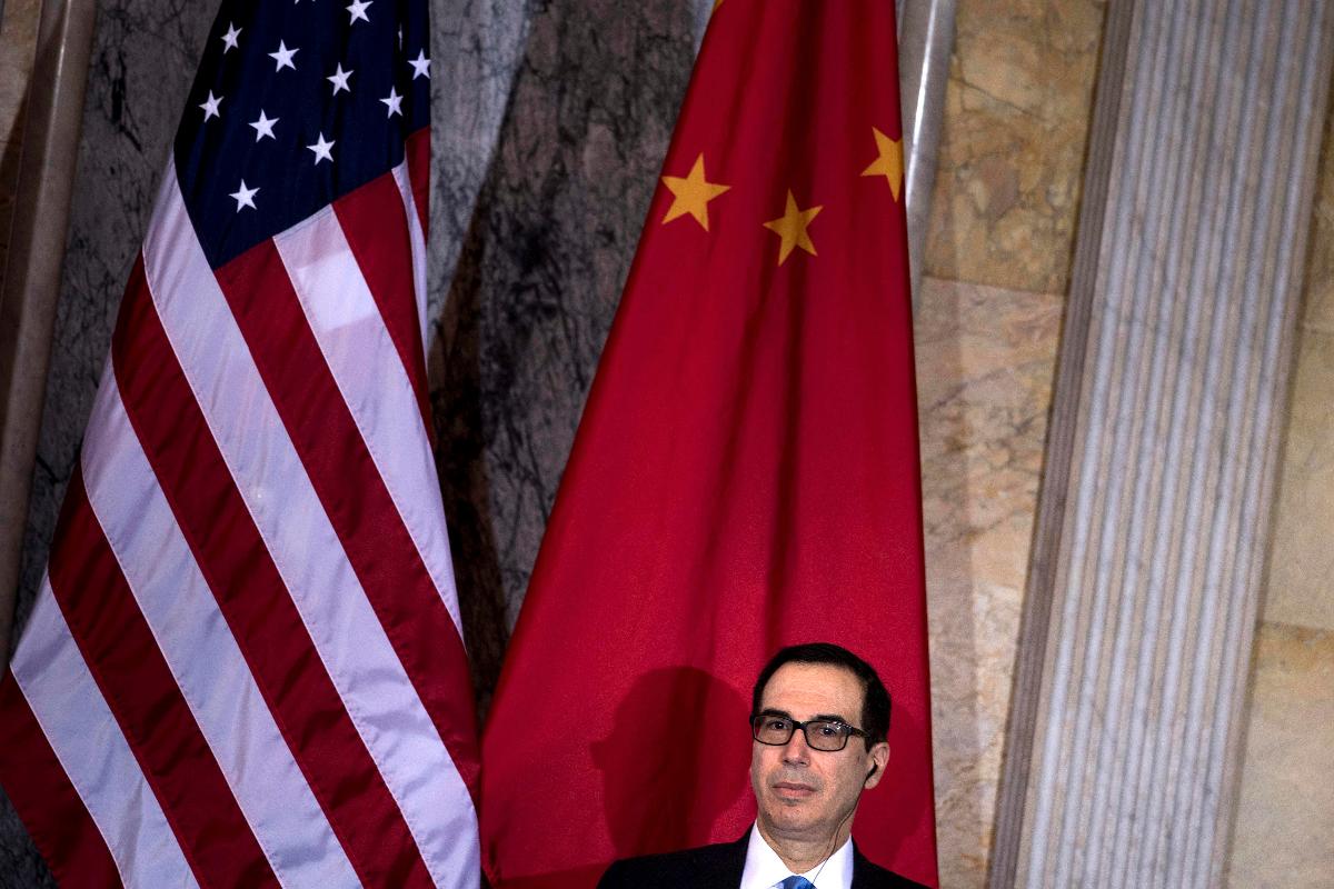 Secretário do Tesouro dos EUA, Steven Mnuchin, à espera de uma declaração no Departamento do Tesouro dos EUA em Washington | BRENDAN SMIALOWSKI/
AFP