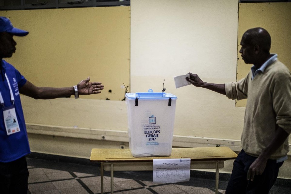 Angolanos decidem sucessor de presidente há quase 40 anos no poder Um eleitor angolano se prepara para votar em uma mesa em Luanda, na Angola | MARCO LONGARI/AFP