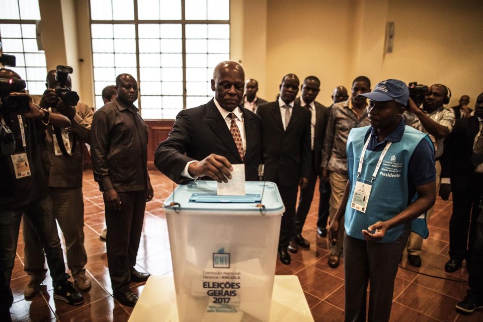 O presidente angolano, José Eduardo dos Santos, votando na cidade de Luanda em 23 de agosto de 2017 | MARCO LONGARI/AFP