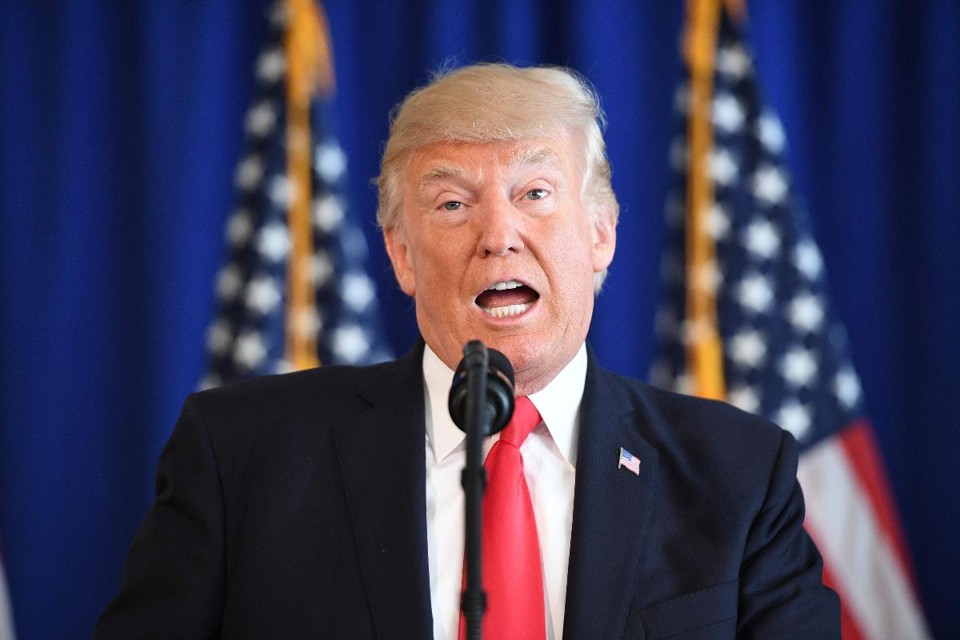 Cientista usa mensagem oculta para pedir impeachment de Trump O presidente dos EUA, Donald Trump, fala à imprensa sobre protestos em Charlottesville no Trump National Golf Club em Bedminster, Nova Jersey. | JIM WATSON/
AFP