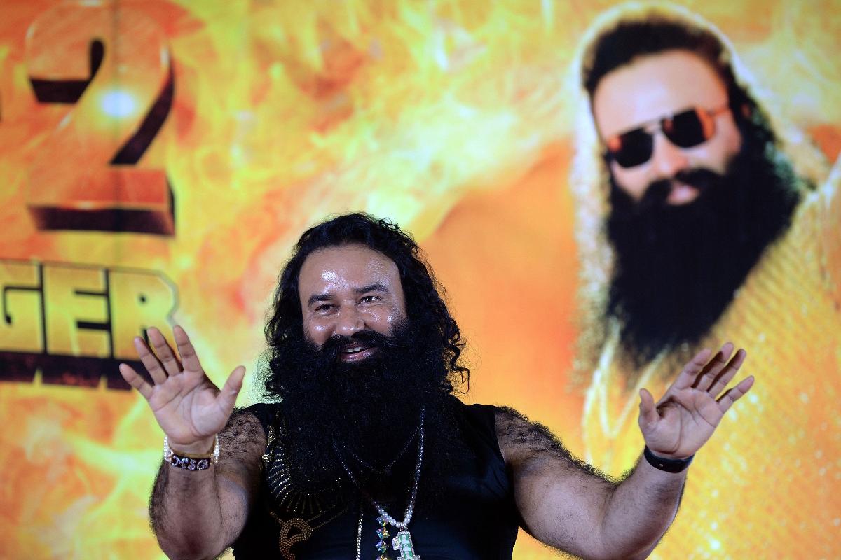 Líder indiano da seita religiosa Dera Sacha Sauda (DSS), Gurmeet Ram Rahim Singh, em uma coletiva de imprensa para lançar seu filme 'MSG-2 The Messenger', em Mumbai | PUNIT PARANJPE/AFP