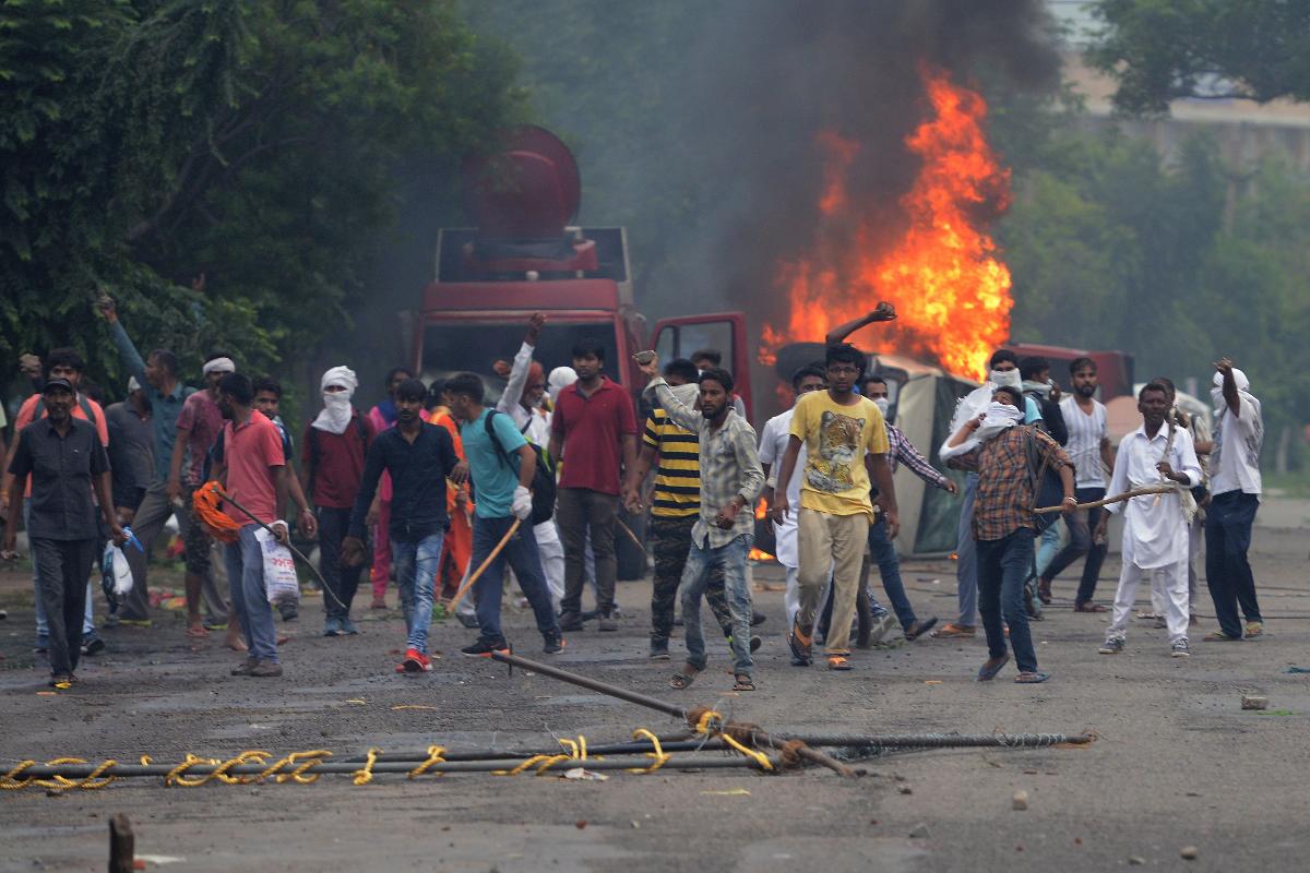 Manifestantes contrários à condenação de guru indiano fazem quebra-quebra em Panchkula, Norte da Índia | MONEY SHARMA/AFP