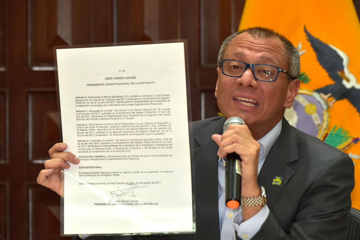 Vice presidente do Equador, Jorge Glas, segurando o decreto presidencial que o afastou de suas funções | RODRIGO BUENDIA/AFP