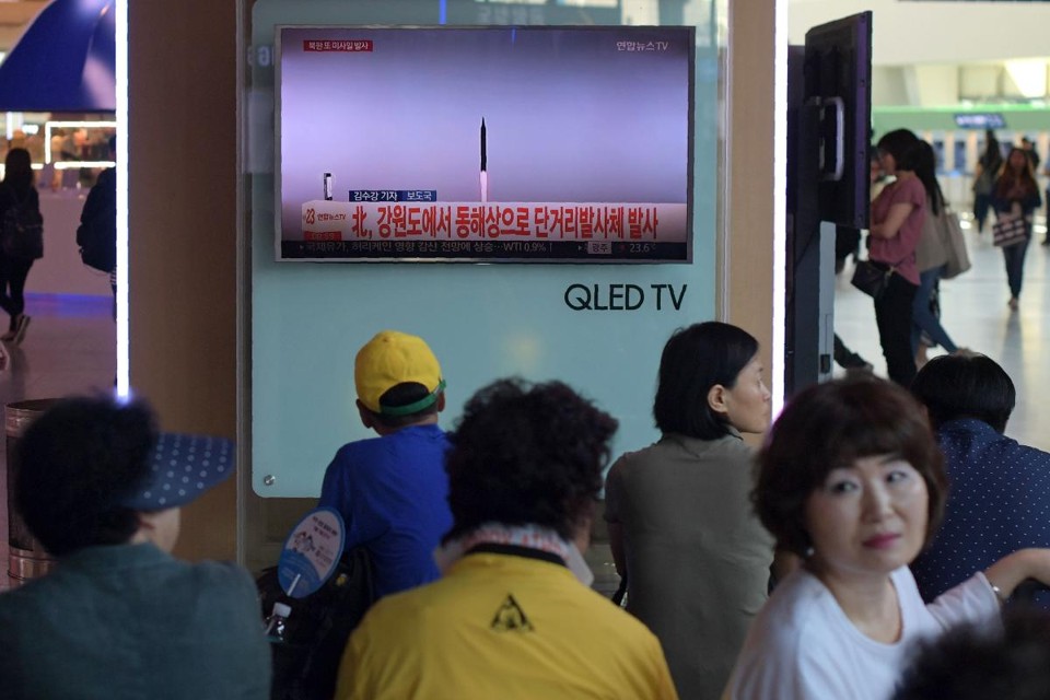Pessoas assistem pela TV teste de lançamento de mísseis na Coreia do Norte | ED JONES/
AFP