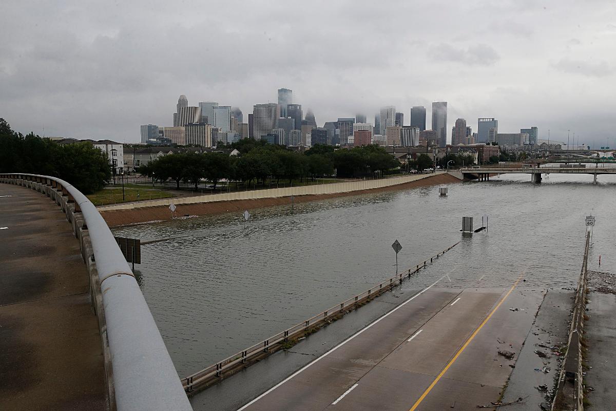Houston, no Texas, está inundada e com aeroportos fechados | THOMAS B. SHEA/AFP