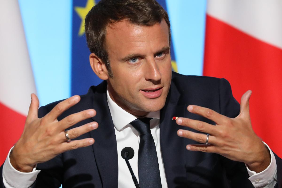 Presidente francês, Emmanuel Macron, fala durante um encontro com líderes da UE e africanos para discutir como aliviar a crise dos migrantes | LUDOVIC MARIN/
AFP