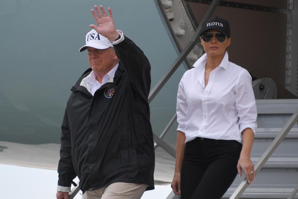 O presidente Donald Trump e a primeira-dama Melania Trump chegam a Corpus Christi, Texas, em 29 de agosto de 2017 | JIM WATSON/
AFP