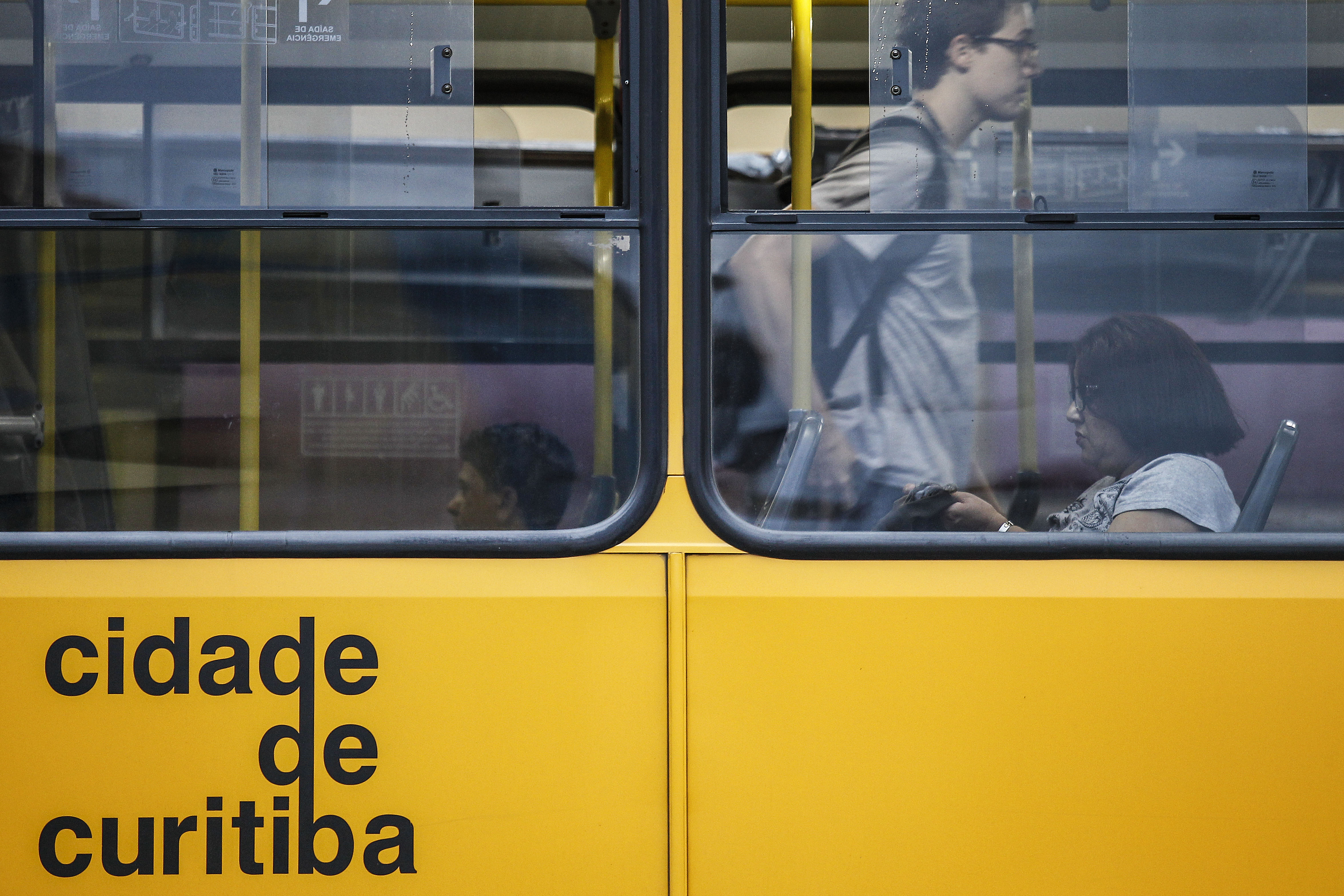 Assalto aconteceu na linha Curitiba/Campo Largo, no bairro Mossunguê. | Jonathan Campos/Gazeta do Povo