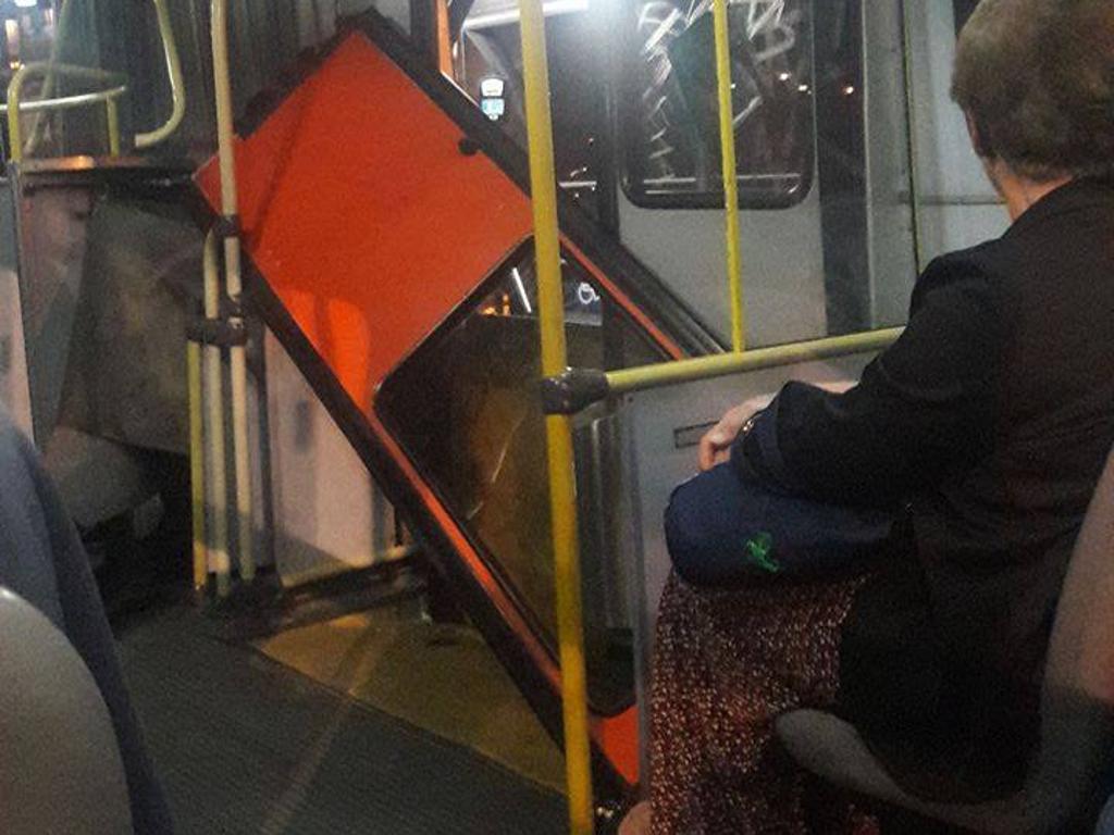 Porta caiu quando ônibus chegada em estação-tubo | Isabelle Gauze/Divulgação