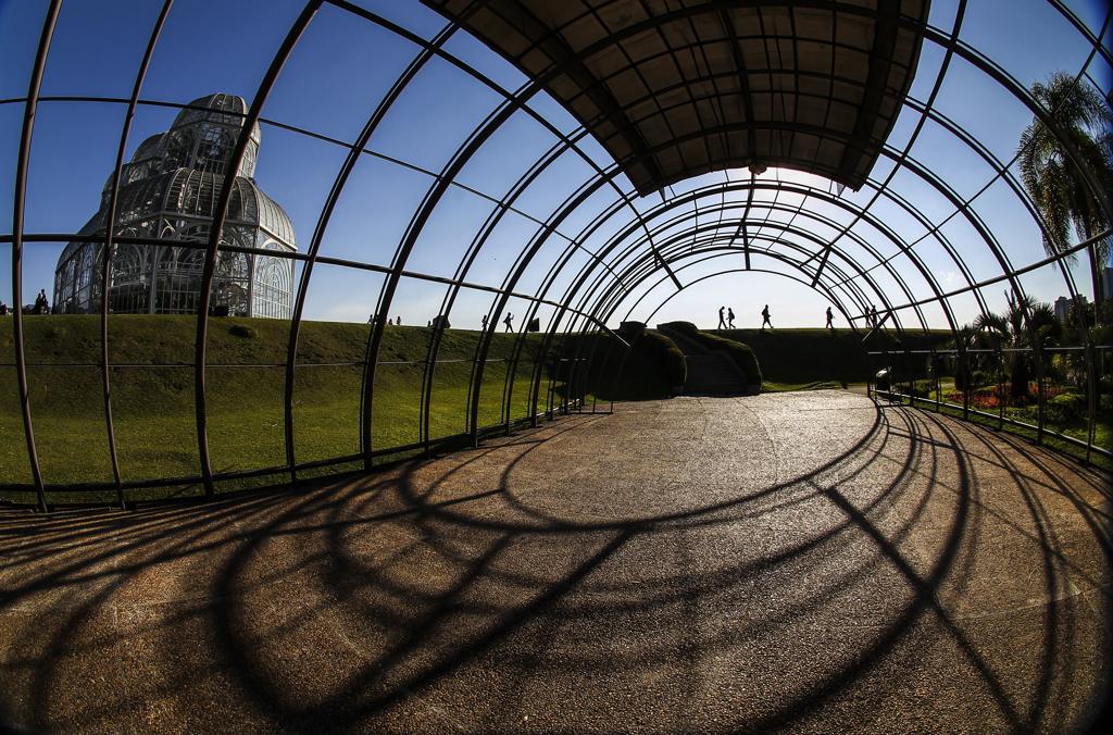 Semana começa com sol na capital paranaense, mas tempo deve mudar na quarta-feira (9). | Daniel Castellano/Gazeta do Povo