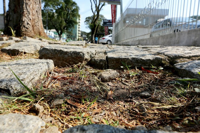 Buracos dificultam vida de pedestres, principalmente idosos e pessoas com dificuldade de locomoção | Giuliano Gomes/Tribuna do Paraná