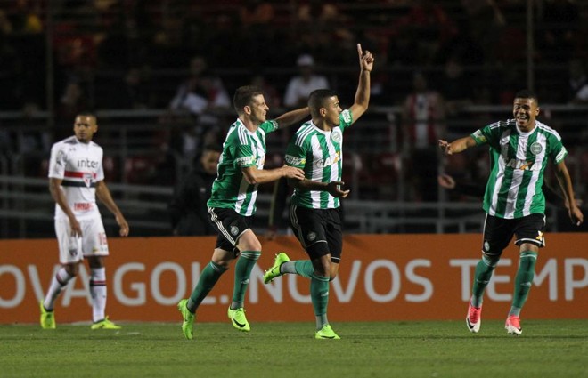 Carleto comemora o primeiro gol do Coxa no Morumbi. | WERTHER SANTANA/ESTADÃO CONTEÚDO