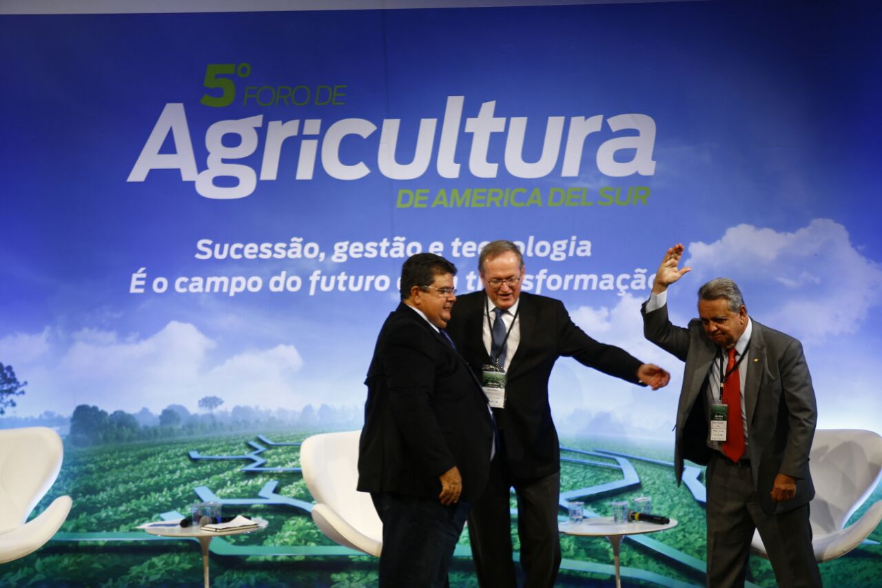 Roberto Rodrigues foi um dos convidados do painel “Cooperativas: uma plataforma para o Brasil”, no 5º Foro de Agricultura de America del Sur. Além dele, participaram da discussão, o presidente do Sistema Ocepar, José Roberto Ricken; e Márcio Lopes de Freitas, da Organização das Cooperativas do Brasil (OCB). | Jonathan Campos/Gazeta do Povo