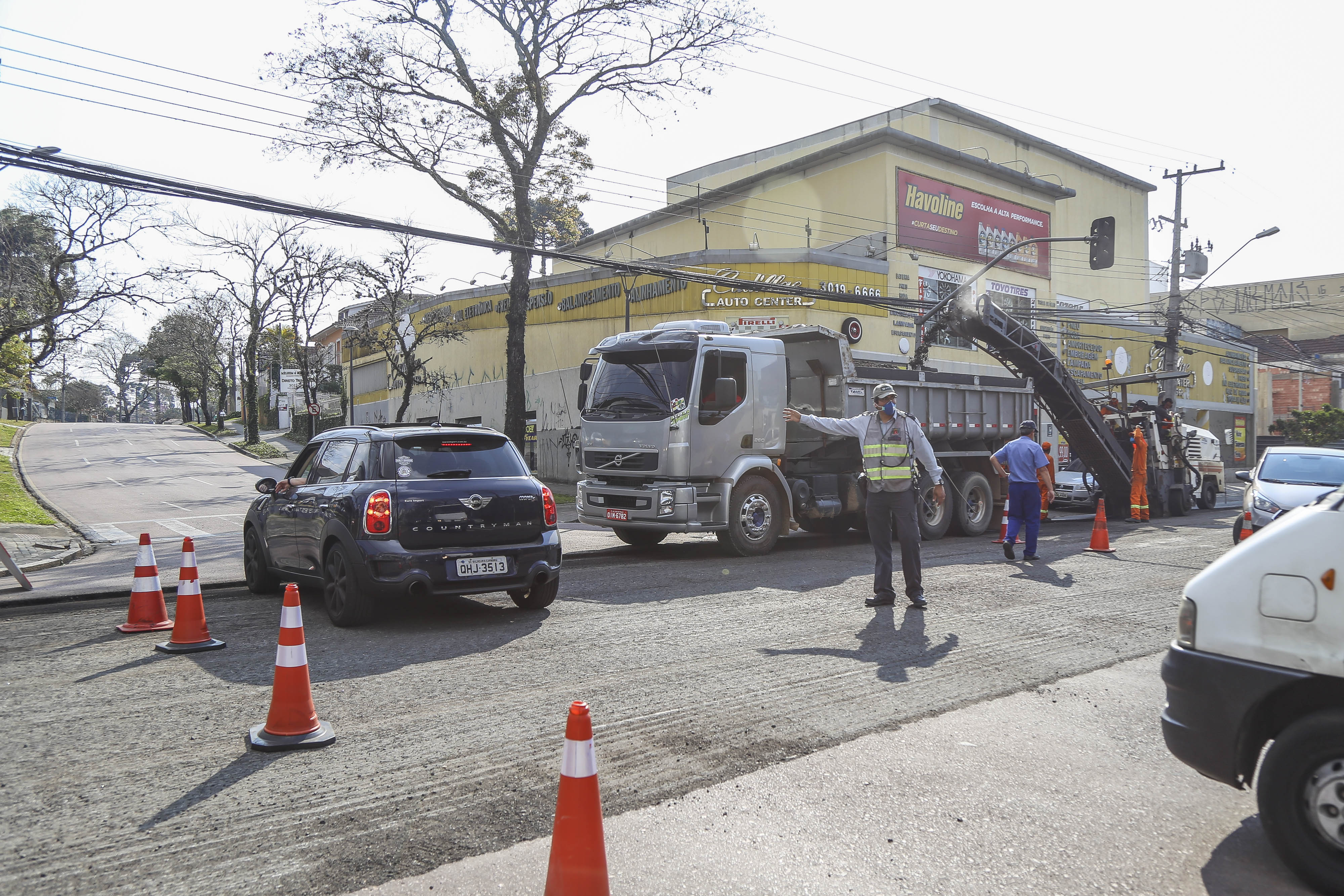 Fiscais de trânsito orietam os motoristas durante a obra na Mateus Leme. | Pedro Ribas/SMCS