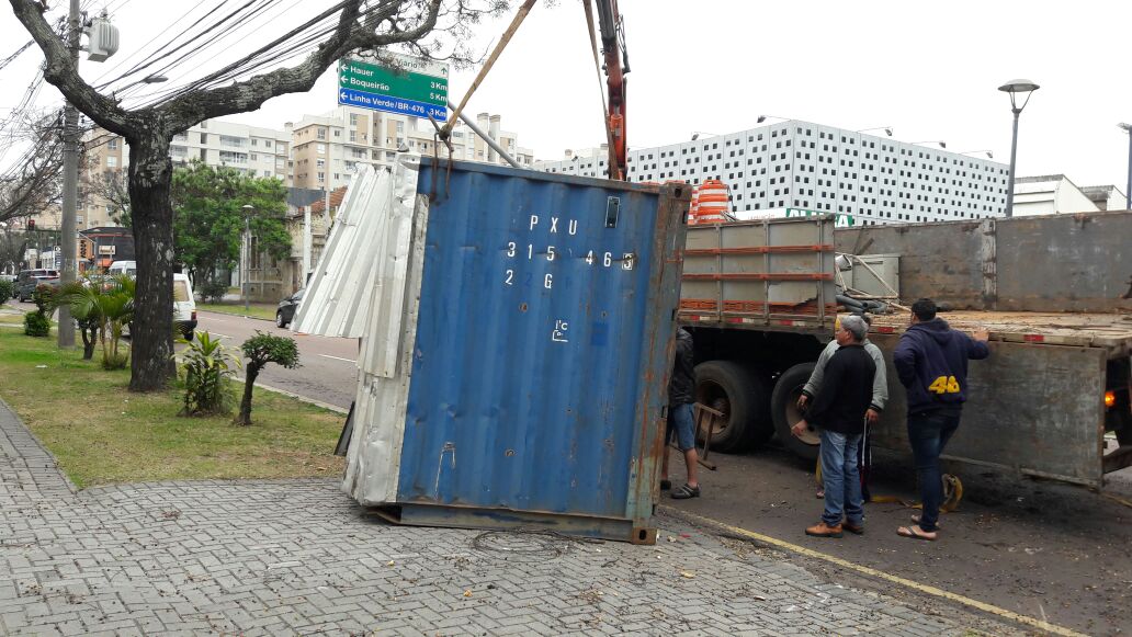 A queda não deixou feridos, mas assustou moradores da região | Luiz Azubel/Divulgação