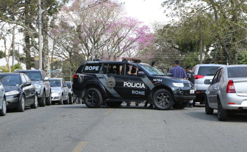 Policiais do Bope foram acionados para auxiliar na ocorrência no Alto da XV. | Átila Alberti/Tribuna do Paraná