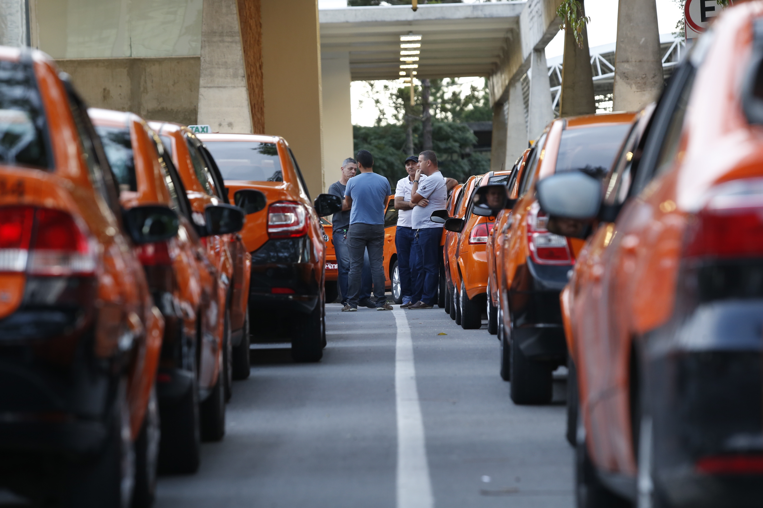 Ação dos taxistas é um protesto contra a atual regulamentação dos aplicativos de transporte individual em Curitiba. | Hugo Harada/Gazeta do Povo