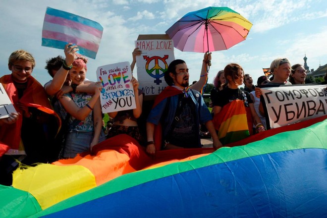 Manifestantes protestam a favor da causa LGBT em São Petersburgo, na Rússia | OLGA MALTSEVA/AFP