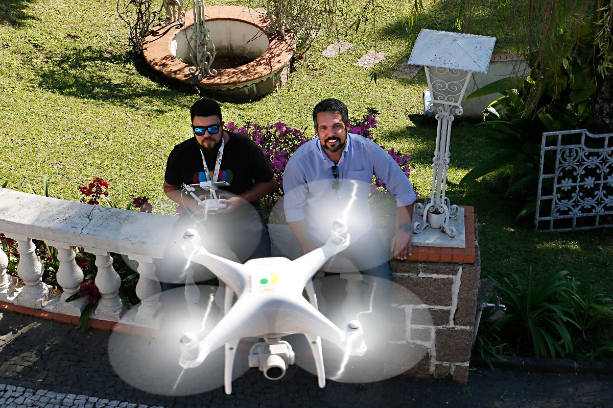 Os coordenadores do curso de Piloto de Drones - Tecnologia e Operação Profissional de RPAS do Centro Europeu, Northon Amaury Napoleão e Marcio Vieira. | Albari RosaGazeta do Povo