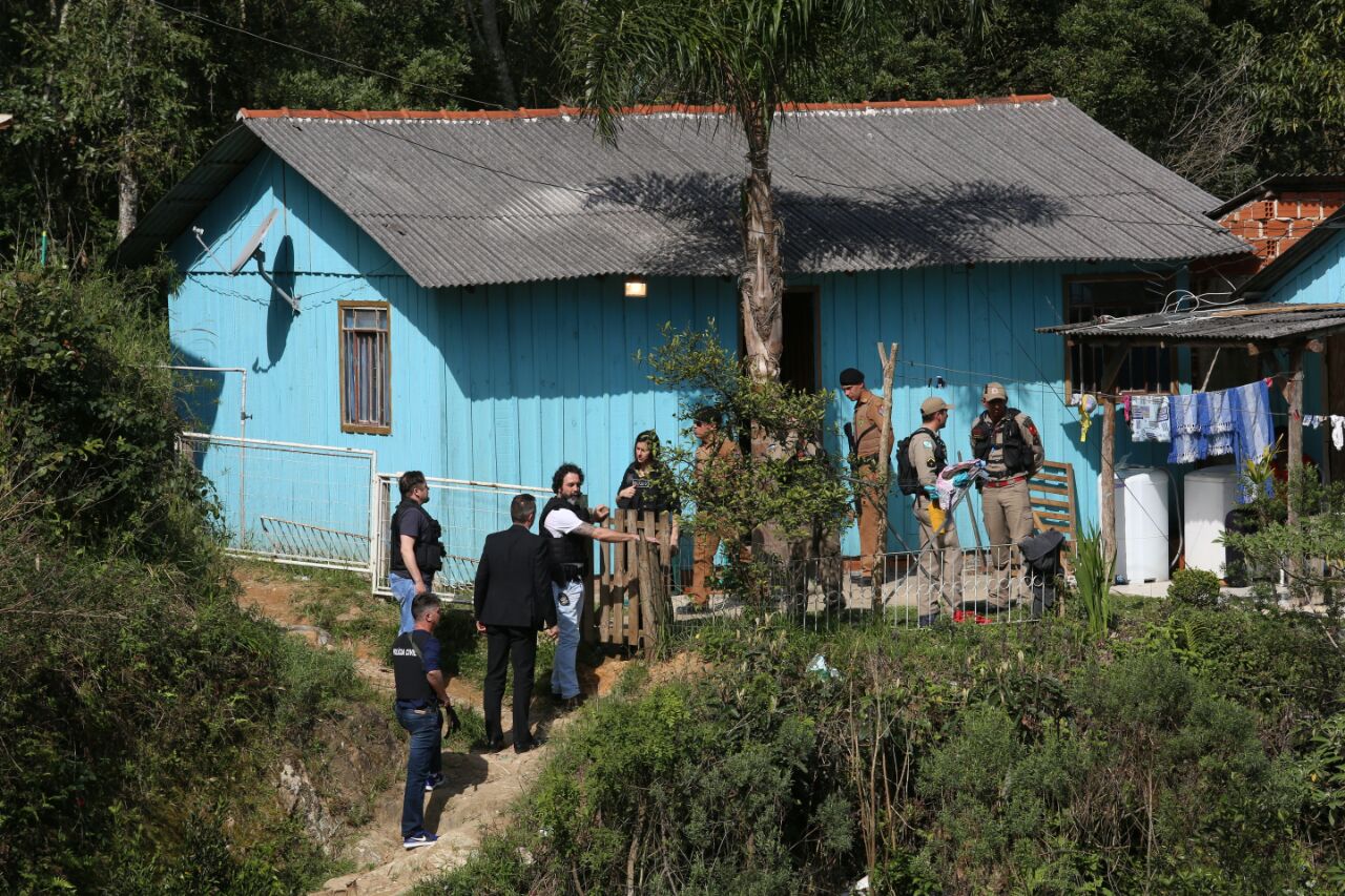 Casa em que o corpo do menino foi encontrado sexta-feira foi destruídas por populares. | Átila Alberti/Tribuna do Paraná