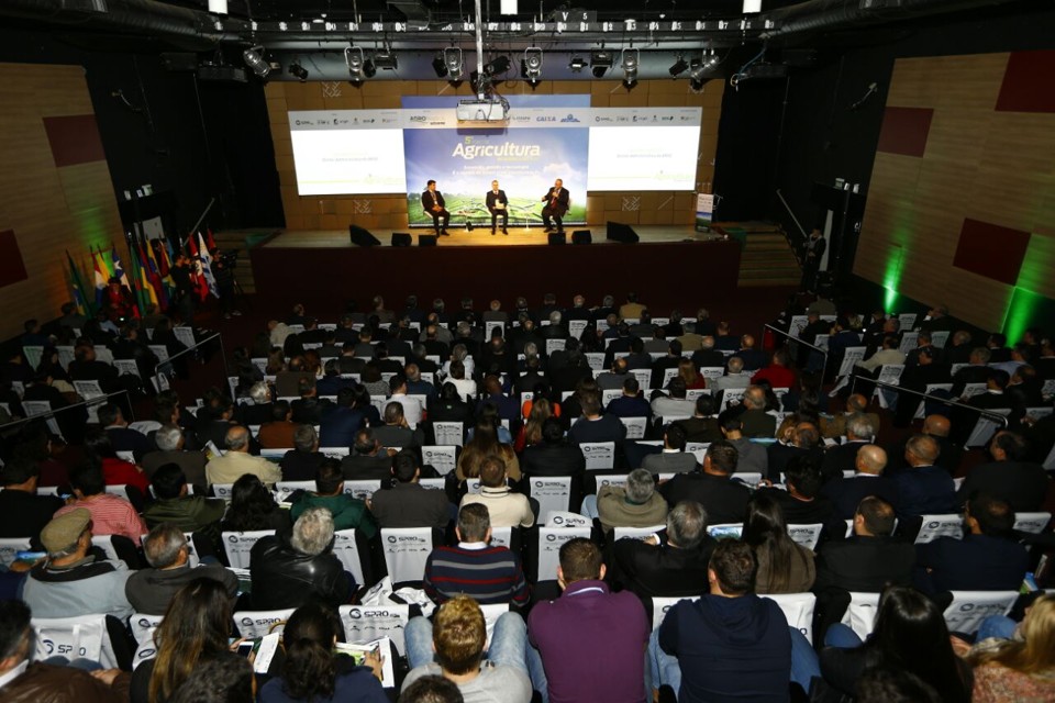 Mais de 400 pessoas acompanharam  o debate spbre a oportunidade exportação de grãos para a Índia | Jonathan Campos/Gazeta do Povo