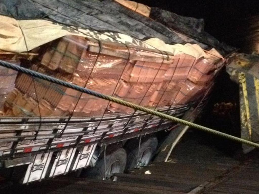 As rodas traseiras afundaram na parte flutuante que liga a embarcação à área terrestre. | Colaboração/Portal Mais Guaratuba