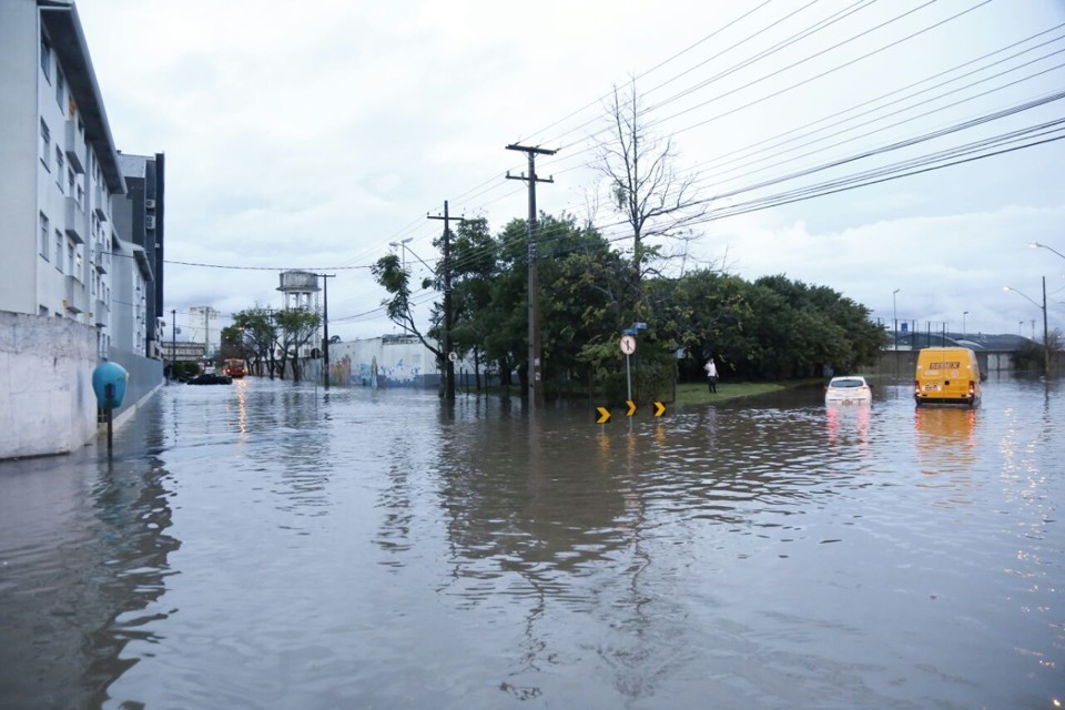 Com atraso de cinco anos, prefeitura garante recursos para evitar enchentes no Rio Belém Ruas do bairro Parolin alagadas em fortes chuvas no último mês de junho. | Pedro Serápio/Gazeta do Povo