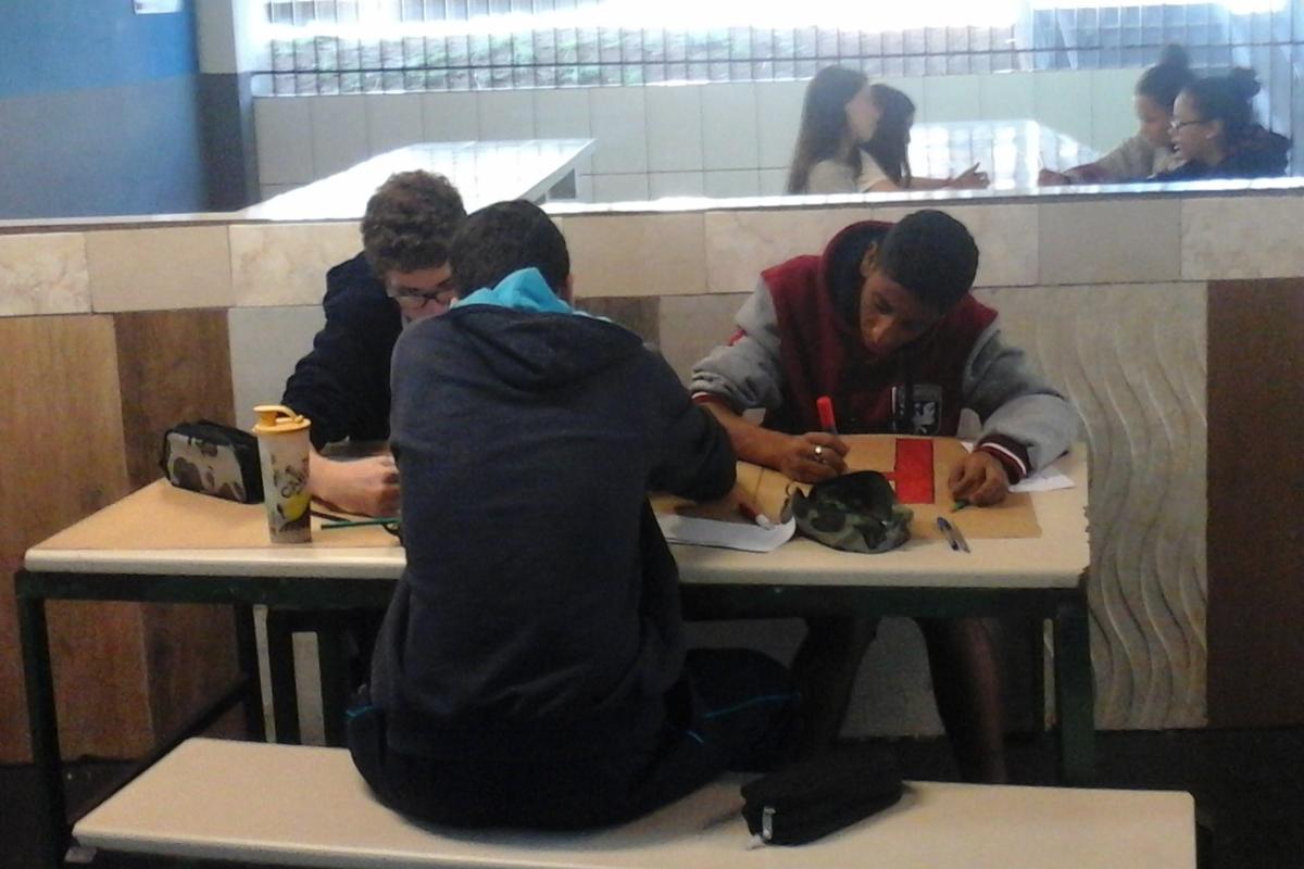 Alunos fazem faixa para a campanha desenvolvida pela escola | Arquivo pessoal