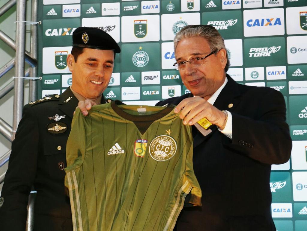Presidente do Coritiba, Rogério Bacellar, ao lado do Coronel Gérson Rolim da Silva na apresentação da terceira camisa.. | Albari Rosa/Gazeta do Povo