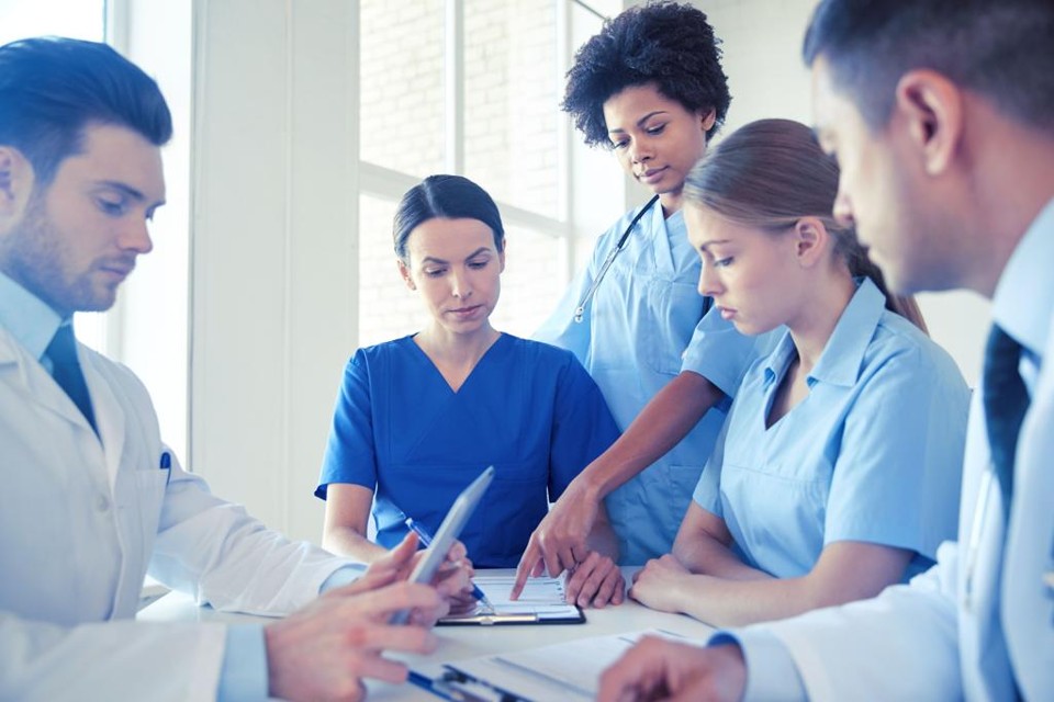 As áreas de Vendas, TI, Marketing, Farma/ Saúde e Finanças intensificaram a busca por profissionais no primeiro semestre deste ano. | Bigstock/
