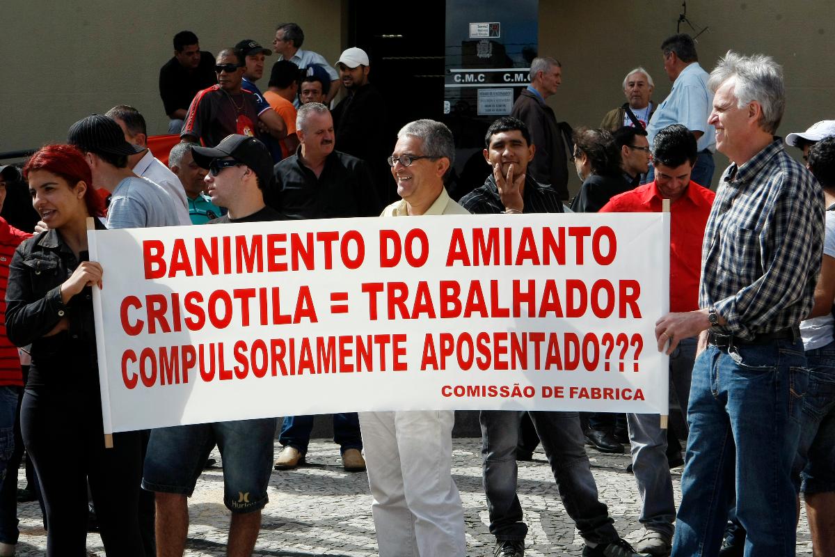 Protesto de trabalhadores, em 2012, a favor do uso do amianto no Brasil | HENRY MILLEO / AGENCIA DE NOTICIHENRY MILLEO / AGENCIA DE NOTICI