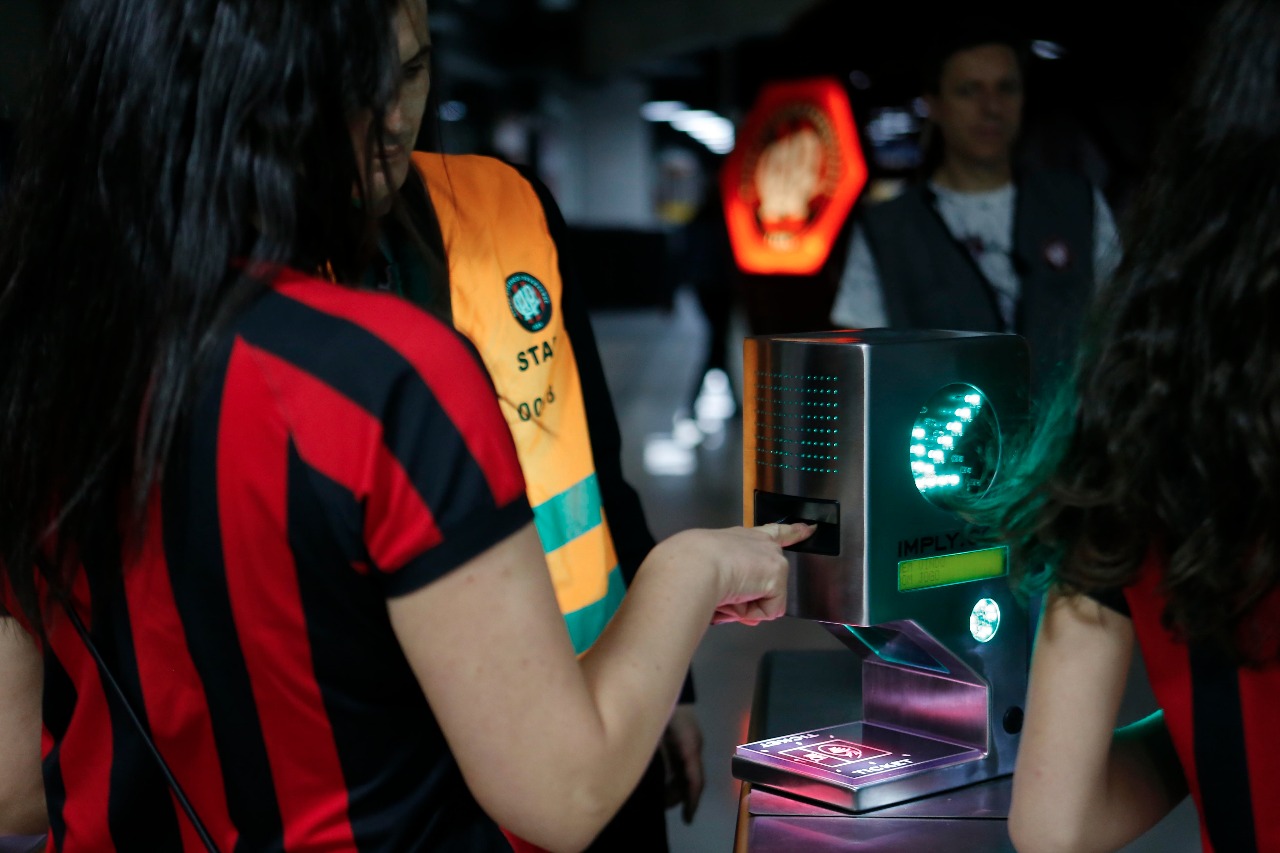 Torcedora do Atlético utiliza biometria para entrar na Baixada. Cadastro será obrigatório no Atletiba do dia 10. Foto: Albari Rosa/Gazeta do Povo. | /