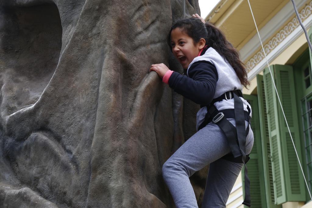 Crianças em tratamento no Pequeno Príncipe puderam sair da rotina na escalada do paredão. | Aniele Nascimento / Gazeta do Povo