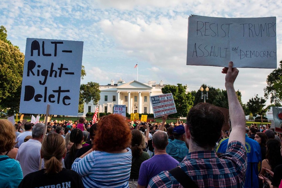 Ativistas protestam em frente à Casa Branca após mortes em Charlottesville | ZACH GIBSON/AFP