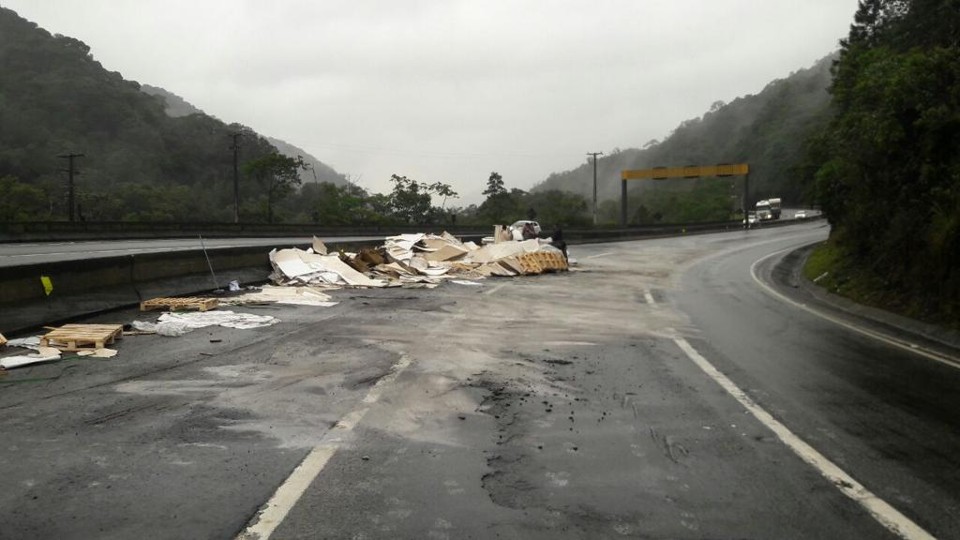 Acidente bloqueia BR-376 em Guaratuba no sentido Santa Catarina | /