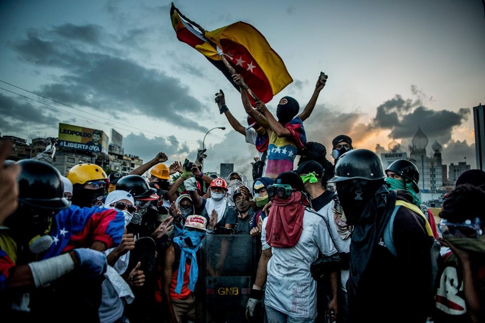 Ativistas anti-governo protestam nas ruas de Caracas | MERIDITH KOHUT/
NYT