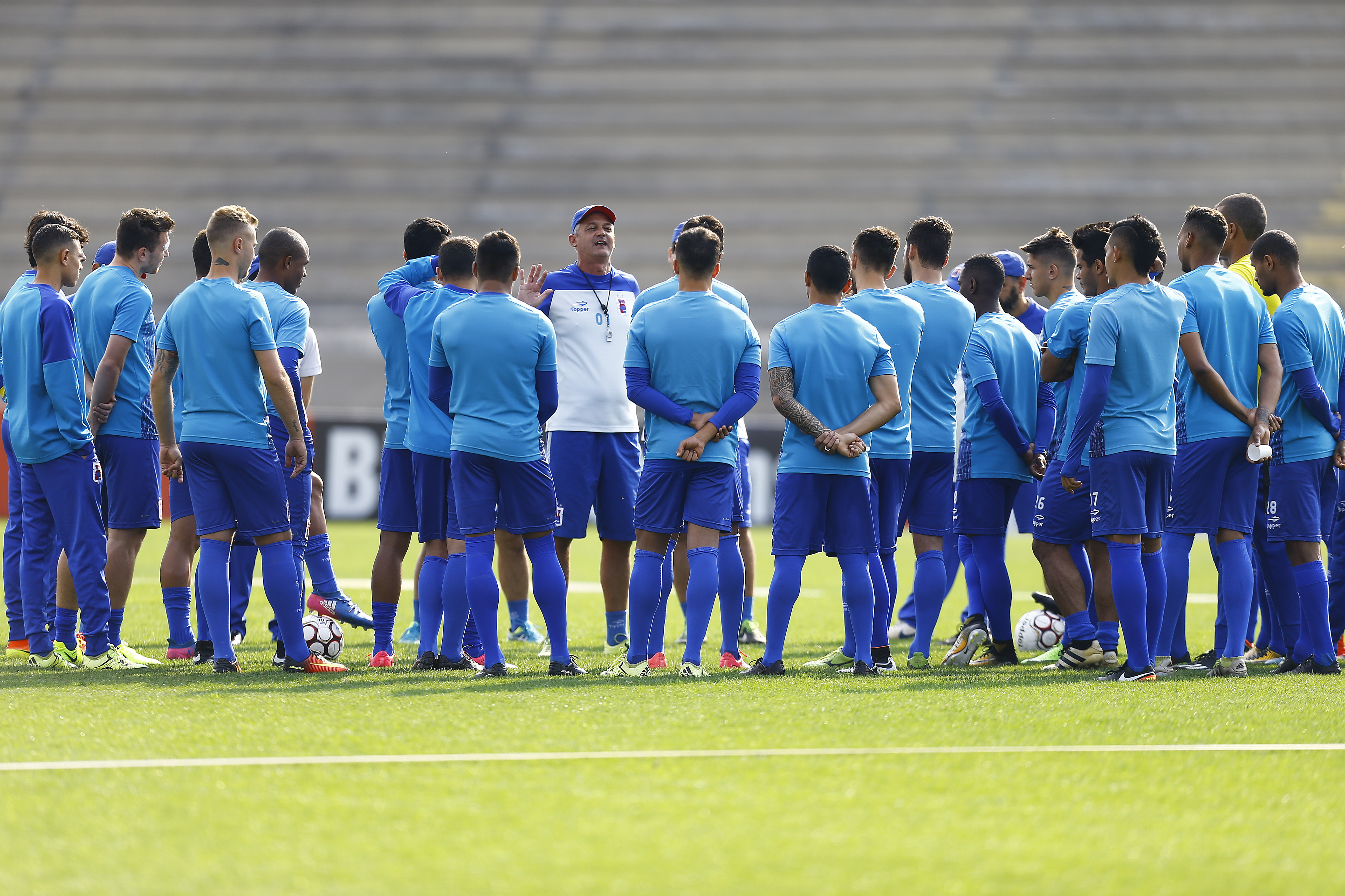 Lisca e o grupo do Tricolor: confiança no acesso. | Jonathan Campos/Gazeta do Povo