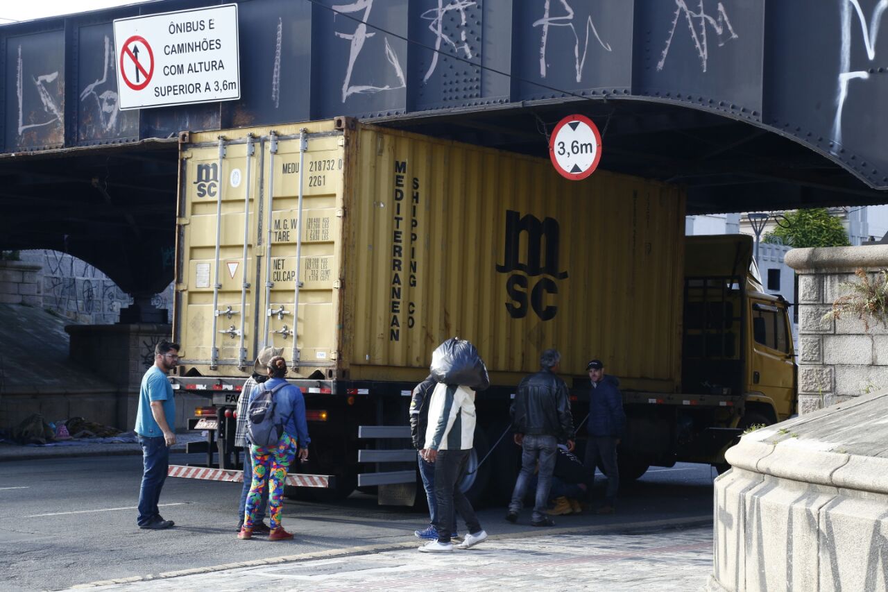 Caminhão entalado na Ponte Preta na manhá desta sexta-feira. | Aniele Nascimento/Gazeta do Povo