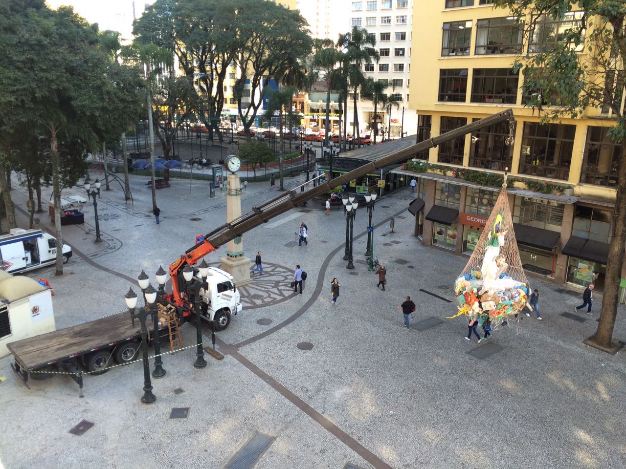 guindaste ergueu a rede a cerca de três metros de altura. | Cecília Tümler/Gazeta do Povo