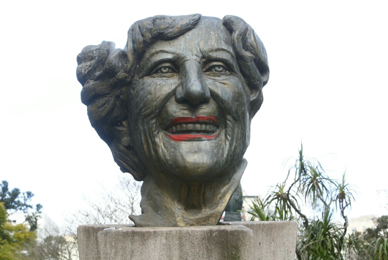 Busto amanheceu com batom nesta sexta-feira (04) | Aniele Nascimento/Gazeta do Povo