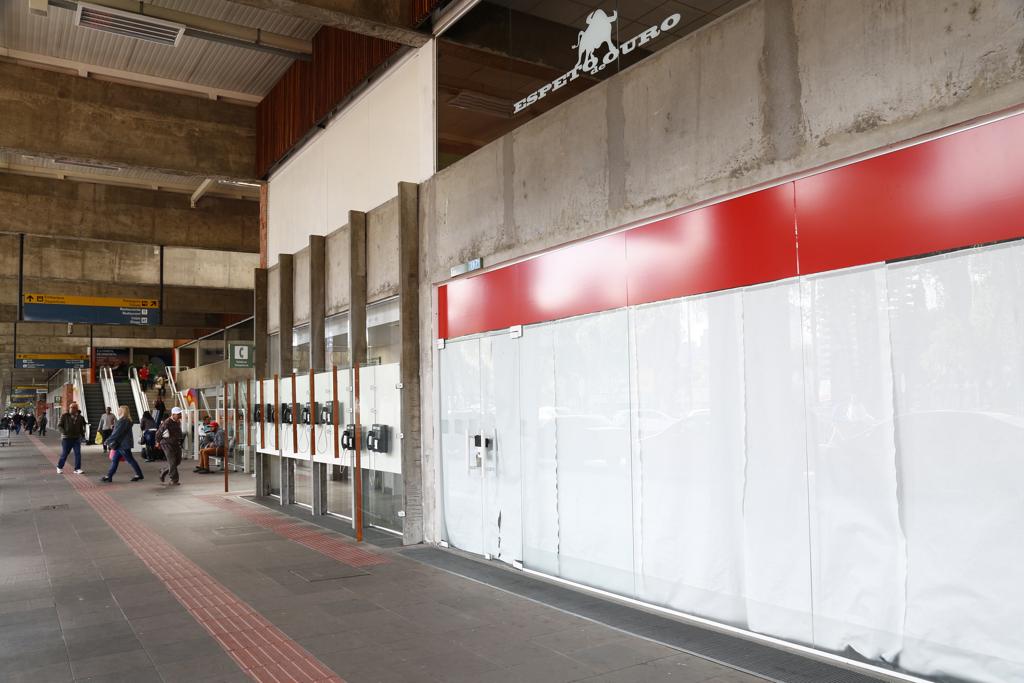 No total, 14 lojas e dois guichês de passagens estão fechados na Rodoferroviária. | Aniele Nascimento/Gazeta do Povo