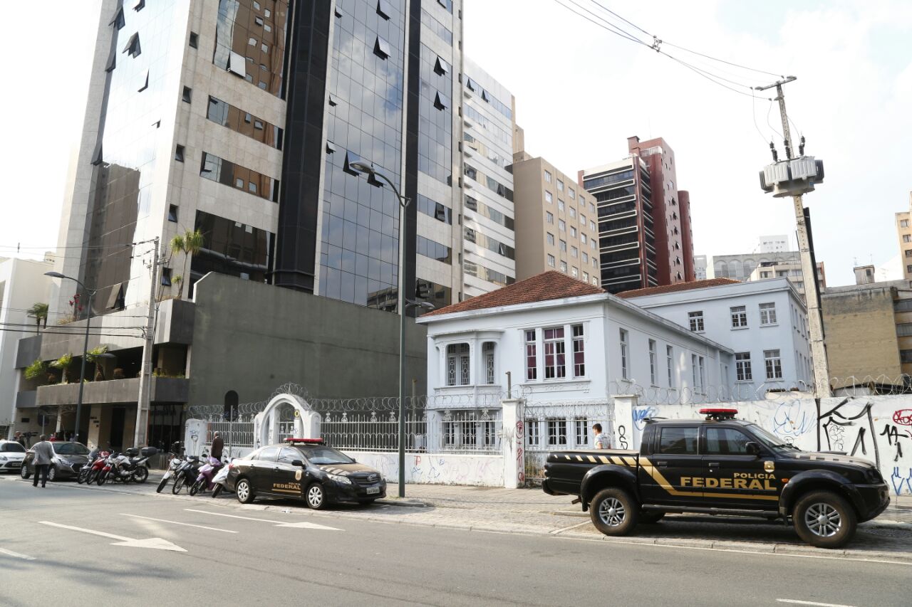 Agentes da Polícia Federal fizeram buscas no escritórios dos acusados | Aniele Nascimento/Gazeta do Povo