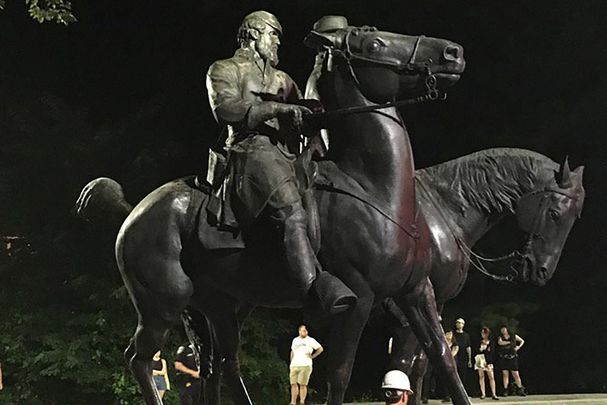Estátuas dos generais confederados Robert E. Lee e Thomas "Stonewall" Jackson, figuras-chave dos confederados americanos, foram removidas durante a noite em Baltimore, Maryland, como parte da campanha para apagar os símbolos da época da Guerra Civil. As estátuas em Baltimore foram removidas quatro dias depois de confrontos em Charlottesville, Virgínia, após uma manifestação convocada por supremacistas brancos para protestar contra planos de remover uma estátua de Lee de um parque público | ALEC MACGILLIS/AFP