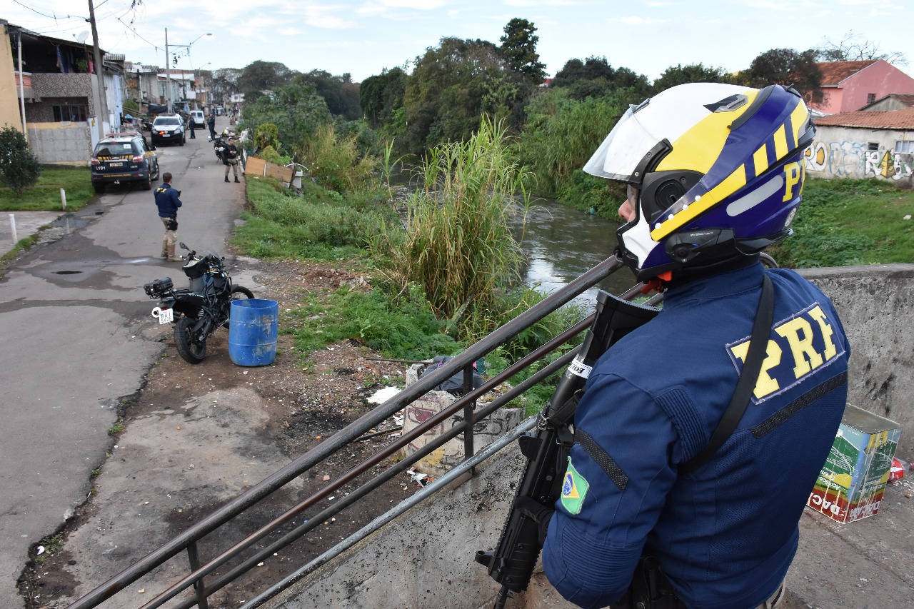 Cerca de 100 policiais estão na Vila Torres cumprindo mandados de prisão. | PRF/
